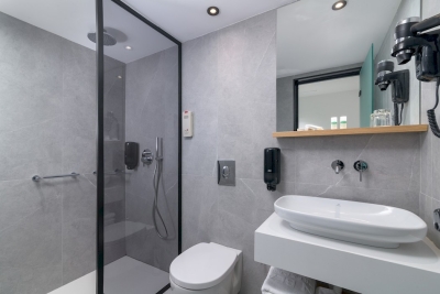 2 Bedroom Superior Suite Apartment Sea View_2nd Bathroom with Walk-in Shower_2_Web_Res_img