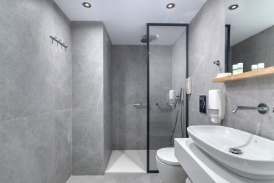 Superior Suite Sea View-En-Suite Bathroom with Walk-in Shower_1_Web_Res_img